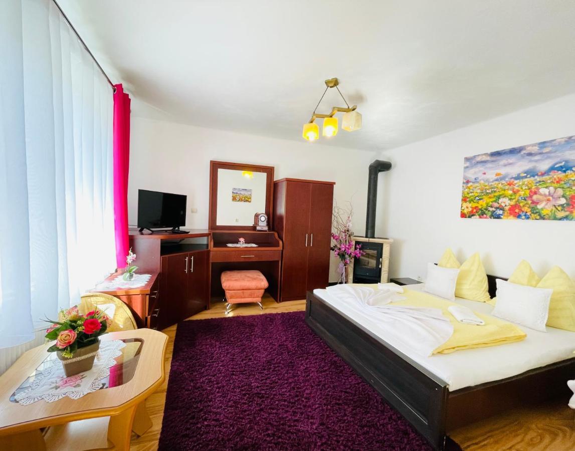 Apartmany Pod Troma Korunami Červený Kláštor Exteriör bild